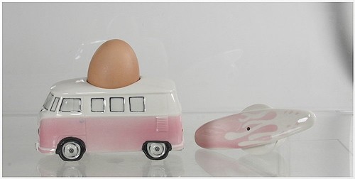 VW Bulli T1 Eierbecher mit Surfbrett - Uni rosa