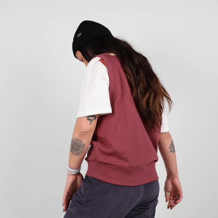 Oxbow Sleeveless V-neck straight cut cotton vest. Q2SHRIMP