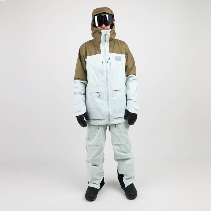 Oxbow Mat Crépel's signature series, the ESPADE technical jacket has recycled material made in France as well as an ultra-breathable and waterproof Sympatex® membrane, to face the most extreme conditions with complete peace of mind. By using recycled polyester NewlifeTM yarn, Sympatex® membrane and a light colorway fabric, we reduced the water consumption by 65% compared to a standard garment production. STAY ALIVE, SAVE WATER ! Q2ESPADE