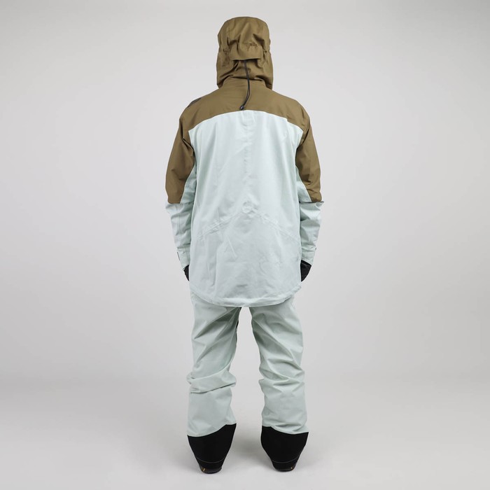 Oxbow Mat Crépel's signature series, the ESPADE technical jacket has recycled material made in France as well as an ultra-breathable and waterproof Sympatex® membrane, to face the most extreme conditions with complete peace of mind. By using recycled polyester NewlifeTM yarn, Sympatex® membrane and a light colorway fabric, we reduced the water consumption by 65% compared to a standard garment production. STAY ALIVE, SAVE WATER ! Q2ESPADE