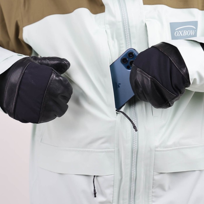 Oxbow Mat Crépel's signature series, the ESPADE technical jacket has recycled material made in France as well as an ultra-breathable and waterproof Sympatex® membrane, to face the most extreme conditions with complete peace of mind. By using recycled polyester NewlifeTM yarn, Sympatex® membrane and a light colorway fabric, we reduced the water consumption by 65% compared to a standard garment production. STAY ALIVE, SAVE WATER ! Q2ESPADE