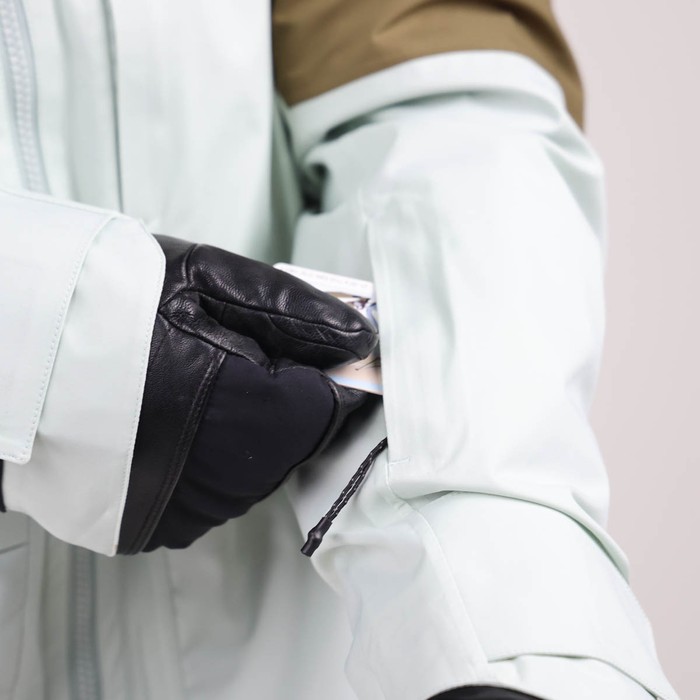 Oxbow Mat Crépel's signature series, the ESPADE technical jacket has recycled material made in France as well as an ultra-breathable and waterproof Sympatex® membrane, to face the most extreme conditions with complete peace of mind. By using recycled polyester NewlifeTM yarn, Sympatex® membrane and a light colorway fabric, we reduced the water consumption by 65% compared to a standard garment production. STAY ALIVE, SAVE WATER ! Q2ESPADE