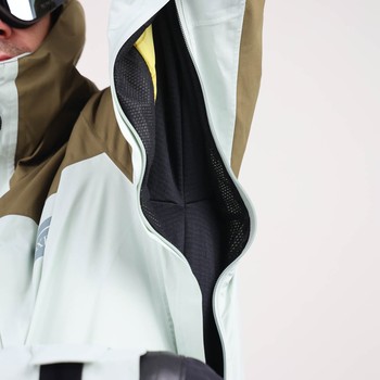 Oxbow Mat Crépel's signature series, the ESPADE technical jacket has recycled material made in France as well as an ultra-breathable and waterproof Sympatex® membrane, to face the most extreme conditions with complete peace of mind. By using recycled polyester NewlifeTM yarn, Sympatex® membrane and a light colorway fabric, we reduced the water consumption by 65% compared to a standard garment production. STAY ALIVE, SAVE WATER ! Q2ESPADE