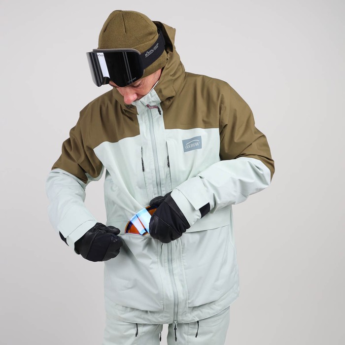 Oxbow Mat Crépel's signature series, the ESPADE technical jacket has recycled material made in France as well as an ultra-breathable and waterproof Sympatex® membrane, to face the most extreme conditions with complete peace of mind. By using recycled polyester NewlifeTM yarn, Sympatex® membrane and a light colorway fabric, we reduced the water consumption by 65% compared to a standard garment production. STAY ALIVE, SAVE WATER ! Q2ESPADE