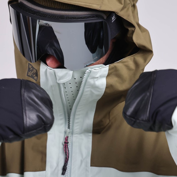 Oxbow Mat Crépel's signature series, the ESPADE technical jacket has recycled material made in France as well as an ultra-breathable and waterproof Sympatex® membrane, to face the most extreme conditions with complete peace of mind. By using recycled polyester NewlifeTM yarn, Sympatex® membrane and a light colorway fabric, we reduced the water consumption by 65% compared to a standard garment production. STAY ALIVE, SAVE WATER ! Q2ESPADE