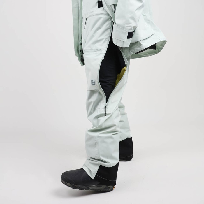 Oxbow Mat Crépel's signature series, the COUME technical bib pant has recycled material made in France as well as an ultra-breathable and waterproof Sympatex® membrane, to face the most extreme conditions with complete peace of mind. By using recycled polyester NewlifeTM yarn, Sympatex® membrane and a light colorway fabric, we reduced the water consumption by 65% compared to a standard garment production. STAY ALIVE, SAVE WATER ! Q2COUME