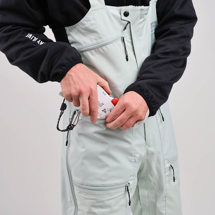 Oxbow Mat Crépel's signature series, the COUME technical bib pant has recycled material made in France as well as an ultra-breathable and waterproof Sympatex® membrane, to face the most extreme conditions with complete peace of mind. By using recycled polyester NewlifeTM yarn, Sympatex® membrane and a light colorway fabric, we reduced the water consumption by 65% compared to a standard garment production. STAY ALIVE, SAVE WATER ! Q2COUME