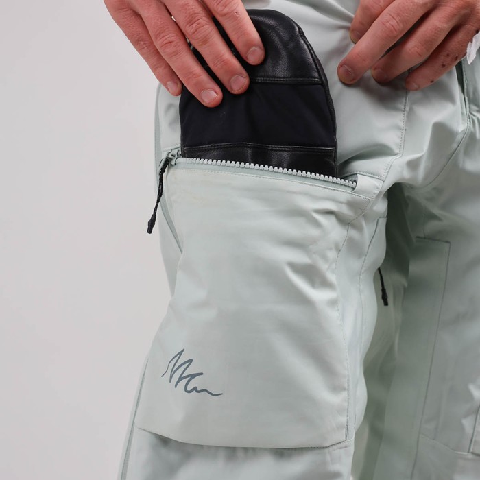 Oxbow Mat Crépel's signature series, the COUME technical bib pant has recycled material made in France as well as an ultra-breathable and waterproof Sympatex® membrane, to face the most extreme conditions with complete peace of mind. By using recycled polyester NewlifeTM yarn, Sympatex® membrane and a light colorway fabric, we reduced the water consumption by 65% compared to a standard garment production. STAY ALIVE, SAVE WATER ! Q2COUME