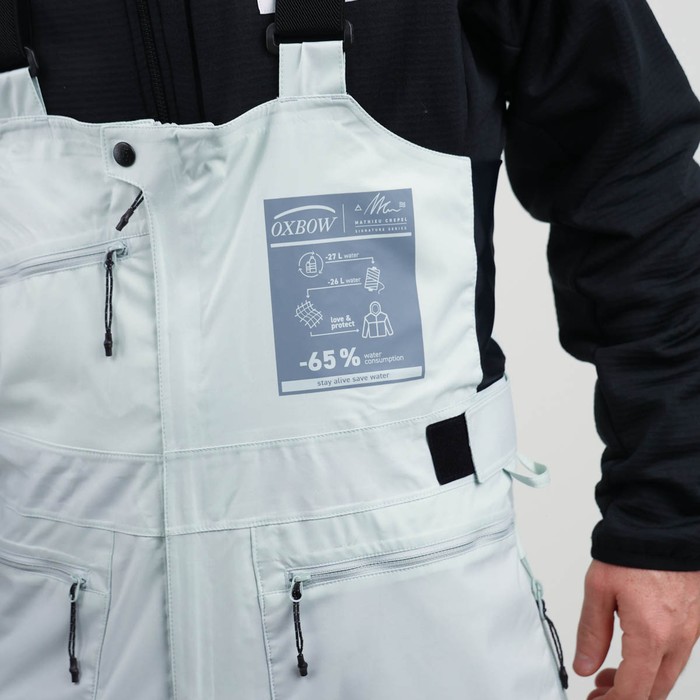 Oxbow Mat Crépel's signature series, the COUME technical bib pant has recycled material made in France as well as an ultra-breathable and waterproof Sympatex® membrane, to face the most extreme conditions with complete peace of mind. By using recycled polyester NewlifeTM yarn, Sympatex® membrane and a light colorway fabric, we reduced the water consumption by 65% compared to a standard garment production. STAY ALIVE, SAVE WATER ! Q2COUME