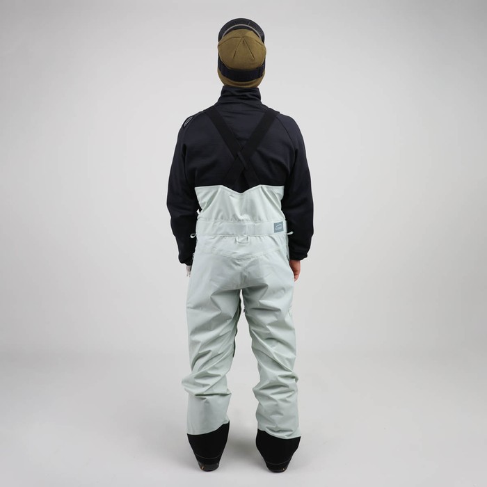 Oxbow Mat Crépel's signature series, the COUME technical bib pant has recycled material made in France as well as an ultra-breathable and waterproof Sympatex® membrane, to face the most extreme conditions with complete peace of mind. By using recycled polyester NewlifeTM yarn, Sympatex® membrane and a light colorway fabric, we reduced the water consumption by 65% compared to a standard garment production. STAY ALIVE, SAVE WATER ! Q2COUME