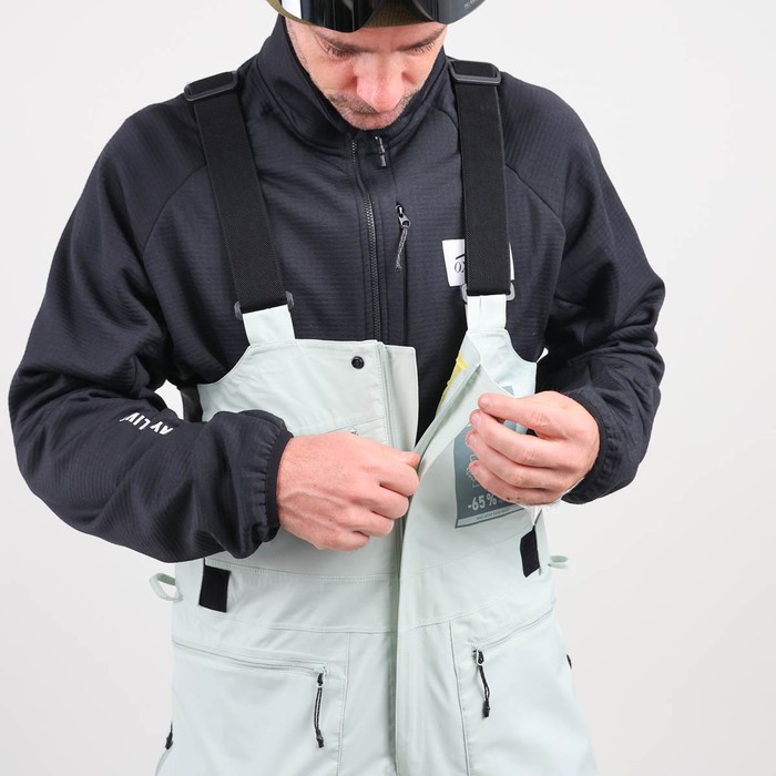 Oxbow Mat Crépel's signature series, the COUME technical bib pant has recycled material made in France as well as an ultra-breathable and waterproof Sympatex® membrane, to face the most extreme conditions with complete peace of mind. By using recycled polyester NewlifeTM yarn, Sympatex® membrane and a light colorway fabric, we reduced the water consumption by 65% compared to a standard garment production. STAY ALIVE, SAVE WATER ! Q2COUME