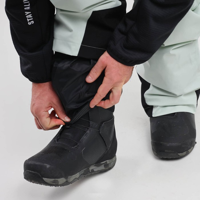 Oxbow Mat Crépel's signature series, the COUME technical bib pant has recycled material made in France as well as an ultra-breathable and waterproof Sympatex® membrane, to face the most extreme conditions with complete peace of mind. By using recycled polyester NewlifeTM yarn, Sympatex® membrane and a light colorway fabric, we reduced the water consumption by 65% compared to a standard garment production. STAY ALIVE, SAVE WATER ! Q2COUME