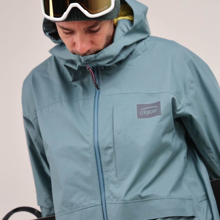 Oxbow Developed with our ambassadors, the SOULOR jacket meet the expectations of mountain lovers, on skis, a snowboard, with skins or an ice axe!! Recycled materials and European manufacturing for eco-responsibility, waterproof-breathable Sympatex® membrane, taped seams and durable water-repellent treatment for functionality. Everything is there ! Q2SOULOR