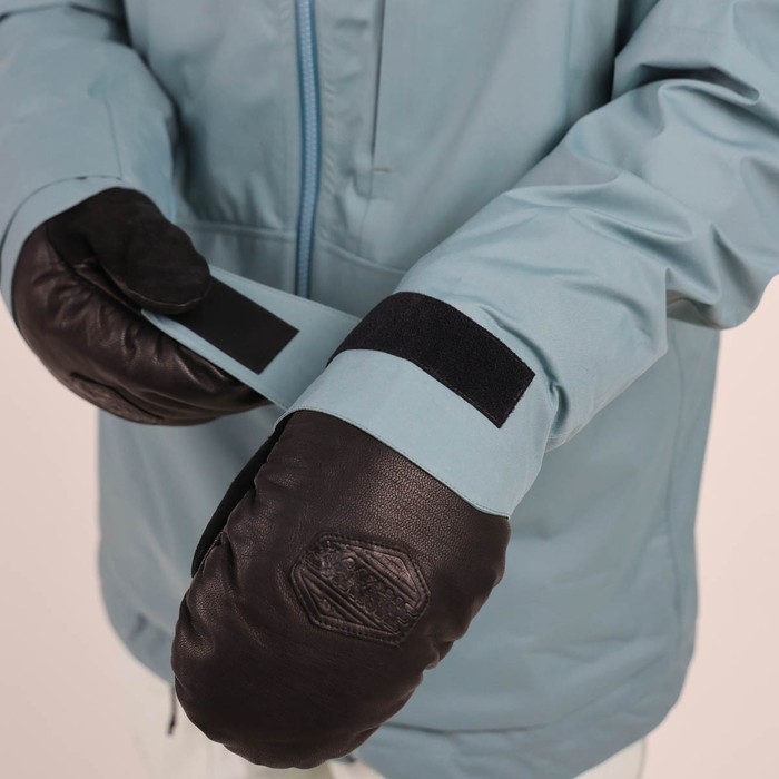 Oxbow Developed with our ambassadors, the SOULOR jacket meet the expectations of mountain lovers, on skis, a snowboard, with skins or an ice axe!! Recycled materials and European manufacturing for eco-responsibility, waterproof-breathable Sympatex® membrane, taped seams and durable water-repellent treatment for functionality. Everything is there ! Q2SOULOR