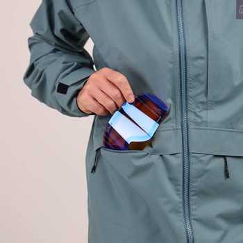 Oxbow Developed with our ambassadors, the SOULOR jacket meet the expectations of mountain lovers, on skis, a snowboard, with skins or an ice axe!! Recycled materials and European manufacturing for eco-responsibility, waterproof-breathable Sympatex® membrane, taped seams and durable water-repellent treatment for functionality. Everything is there ! Q2SOULOR
