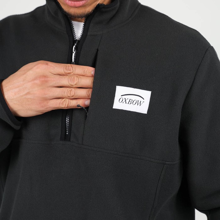 Oxbow Made in Portugal, the URSUYA fleece is made with recycled fabric and has a embossed logo on the back with our classic motto "STAY ALIVE".  P0URSUYA