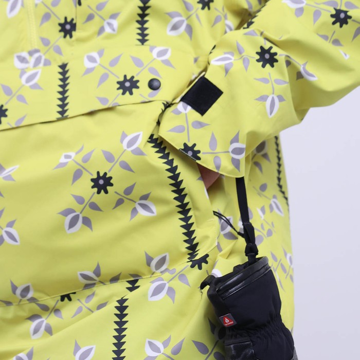 Oxbow This pop over technical jacket features the iconic Four Flowers print. The MARTIN jacket is made of recycled materials. European manufacturing for eco-responsibility, waterproof-breathable Sympatex® membrane, taped seams and durable water-repellent treatment for functionality. Everything is there ! Q2MARTIN