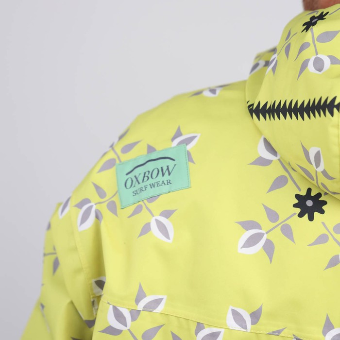 Oxbow This pop over technical jacket features the iconic Four Flowers print. The MARTIN jacket is made of recycled materials. European manufacturing for eco-responsibility, waterproof-breathable Sympatex® membrane, taped seams and durable water-repellent treatment for functionality. Everything is there ! Q2MARTIN