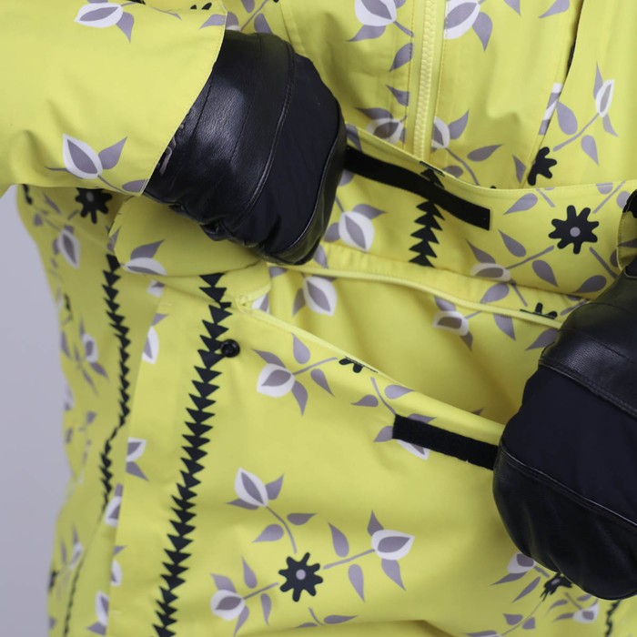 Oxbow This pop over technical jacket features the iconic Four Flowers print. The MARTIN jacket is made of recycled materials. European manufacturing for eco-responsibility, waterproof-breathable Sympatex® membrane, taped seams and durable water-repellent treatment for functionality. Everything is there ! Q2MARTIN