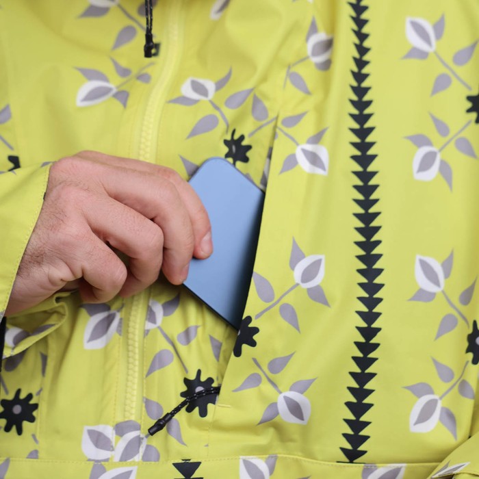 Oxbow This pop over technical jacket features the iconic Four Flowers print. The MARTIN jacket is made of recycled materials. European manufacturing for eco-responsibility, waterproof-breathable Sympatex® membrane, taped seams and durable water-repellent treatment for functionality. Everything is there ! Q2MARTIN