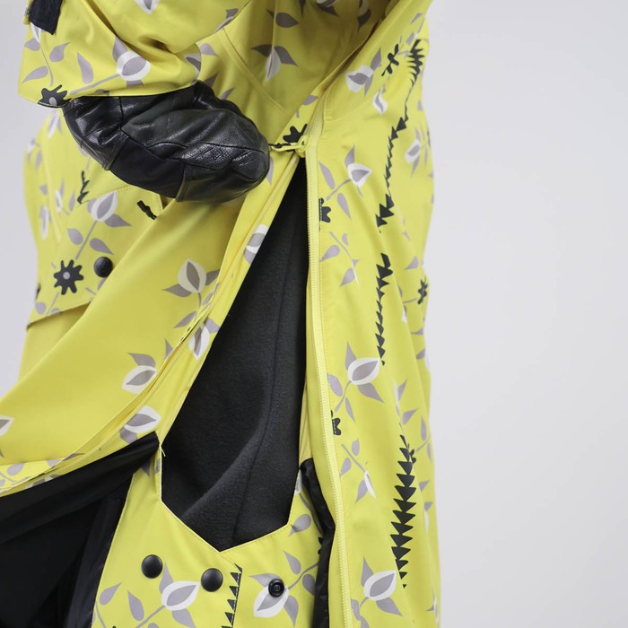 Oxbow This pop over technical jacket features the iconic Four Flowers print. The MARTIN jacket is made of recycled materials. European manufacturing for eco-responsibility, waterproof-breathable Sympatex® membrane, taped seams and durable water-repellent treatment for functionality. Everything is there ! Q2MARTIN