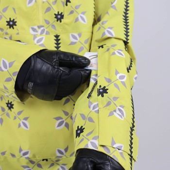 Oxbow This pop over technical jacket features the iconic Four Flowers print. The MARTIN jacket is made of recycled materials. European manufacturing for eco-responsibility, waterproof-breathable Sympatex® membrane, taped seams and durable water-repellent treatment for functionality. Everything is there ! Q2MARTIN