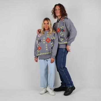 Knitted in the historic workshop in Castres, the double jacquard SKOLPEN sweater takes up the vintage look of the emblematic pieces of Oxbow's golden age of the 90s. Q2SKOLPEN