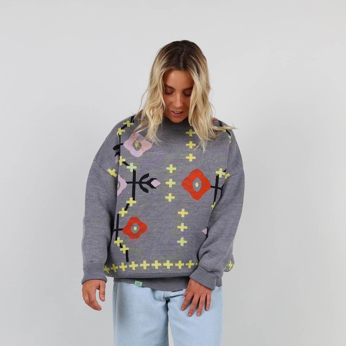 Knitted in the historic workshop in Castres, the double jacquard SKOLPEN sweater takes up the vintage look of the emblematic pieces of Oxbow's golden age of the 90s. Q2SKOLPEN