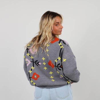 Knitted in the historic workshop in Castres, the double jacquard SKOLPEN sweater takes up the vintage look of the emblematic pieces of Oxbow's golden age of the 90s. Q2SKOLPEN