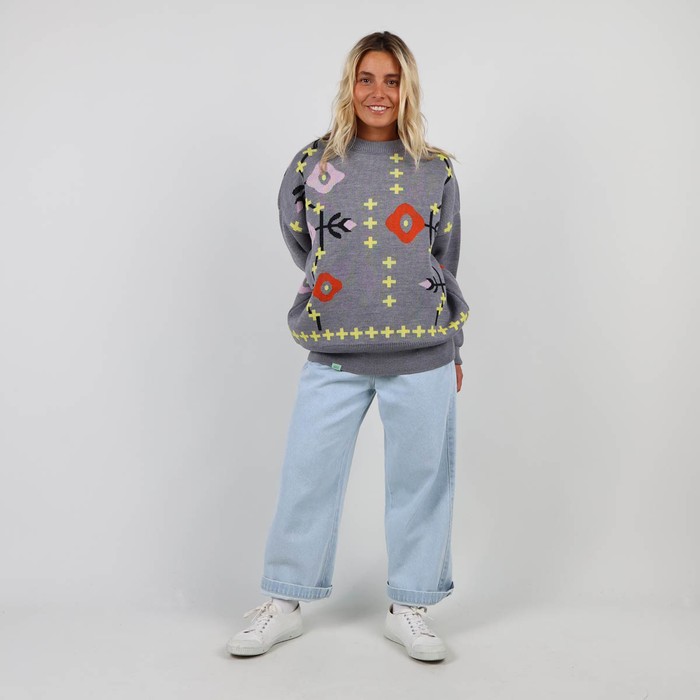 Knitted in the historic workshop in Castres, the double jacquard SKOLPEN sweater takes up the vintage look of the emblematic pieces of Oxbow's golden age of the 90s. Q2SKOLPEN