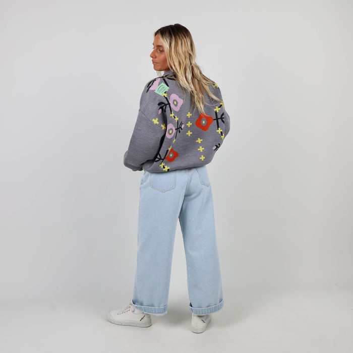 Knitted in the historic workshop in Castres, the double jacquard SKOLPEN sweater takes up the vintage look of the emblematic pieces of Oxbow's golden age of the 90s. Q2SKOLPEN