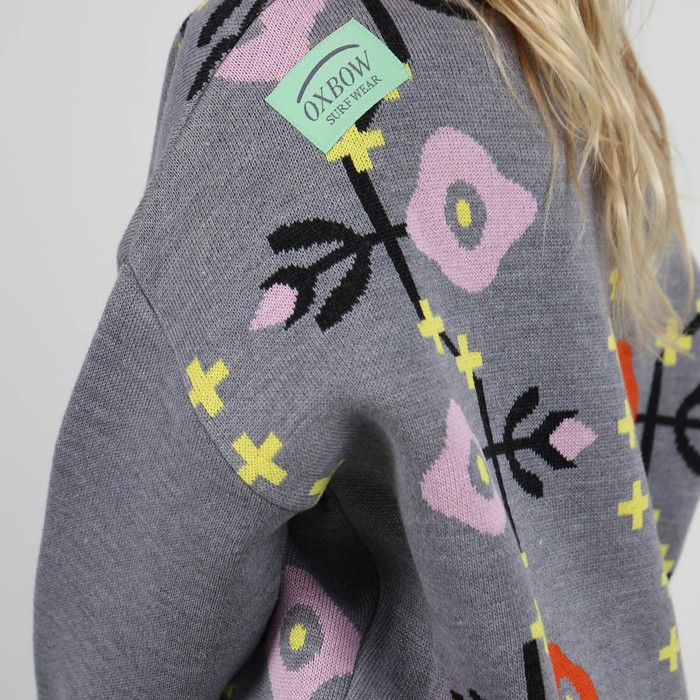 Knitted in the historic workshop in Castres, the double jacquard SKOLPEN sweater takes up the vintage look of the emblematic pieces of Oxbow's golden age of the 90s. Q2SKOLPEN