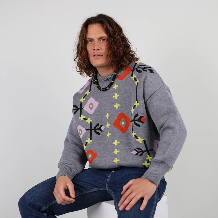 Knitted in the historic workshop in Castres, the double jacquard SKOLPEN sweater takes up the vintage look of the emblematic pieces of Oxbow's golden age of the 90s. Q2SKOLPEN