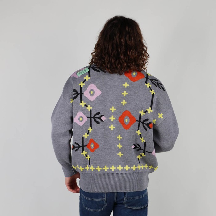 Knitted in the historic workshop in Castres, the double jacquard SKOLPEN sweater takes up the vintage look of the emblematic pieces of Oxbow's golden age of the 90s. Q2SKOLPEN