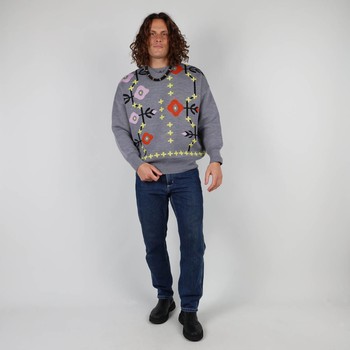Knitted in the historic workshop in Castres, the double jacquard SKOLPEN sweater takes up the vintage look of the emblematic pieces of Oxbow's golden age of the 90s. Q2SKOLPEN