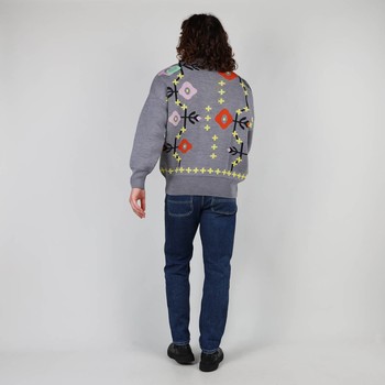 Knitted in the historic workshop in Castres, the double jacquard SKOLPEN sweater takes up the vintage look of the emblematic pieces of Oxbow's golden age of the 90s. Q2SKOLPEN