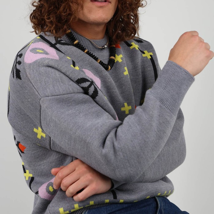 Knitted in the historic workshop in Castres, the double jacquard SKOLPEN sweater takes up the vintage look of the emblematic pieces of Oxbow's golden age of the 90s. Q2SKOLPEN