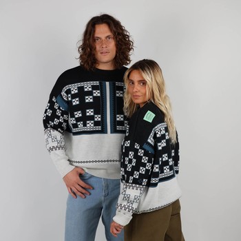 Knitted in the historic workshop in Castres, the double jacquard SKOLPEN sweater takes up the vintage look of the emblematic pieces of Oxbow's golden age of the 90s. Q2SKOLPEN