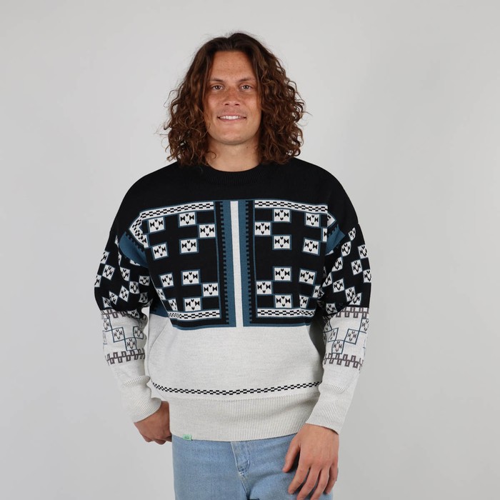 Knitted in the historic workshop in Castres, the double jacquard SKOLPEN sweater takes up the vintage look of the emblematic pieces of Oxbow's golden age of the 90s. Q2SKOLPEN