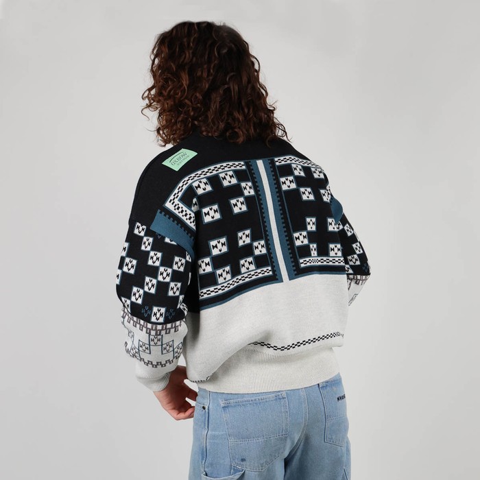 Knitted in the historic workshop in Castres, the double jacquard SKOLPEN sweater takes up the vintage look of the emblematic pieces of Oxbow's golden age of the 90s. Q2SKOLPEN