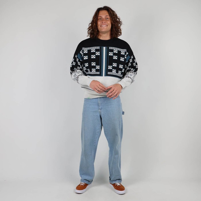 Knitted in the historic workshop in Castres, the double jacquard SKOLPEN sweater takes up the vintage look of the emblematic pieces of Oxbow's golden age of the 90s. Q2SKOLPEN