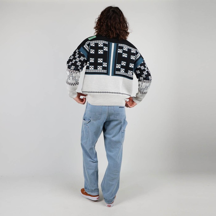 Knitted in the historic workshop in Castres, the double jacquard SKOLPEN sweater takes up the vintage look of the emblematic pieces of Oxbow's golden age of the 90s. Q2SKOLPEN