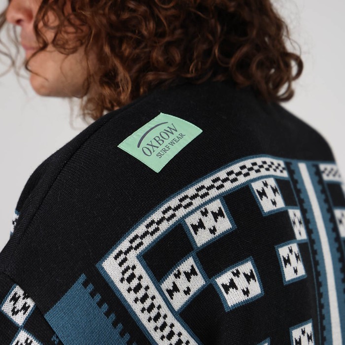 Knitted in the historic workshop in Castres, the double jacquard SKOLPEN sweater takes up the vintage look of the emblematic pieces of Oxbow's golden age of the 90s. Q2SKOLPEN