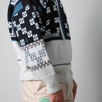 Knitted in the historic workshop in Castres, the double jacquard SKOLPEN sweater takes up the vintage look of the emblematic pieces of Oxbow's golden age of the 90s. Q2SKOLPEN