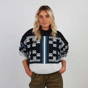 Knitted in the historic workshop in Castres, the double jacquard SKOLPEN sweater takes up the vintage look of the emblematic pieces of Oxbow's golden age of the 90s. Q2SKOLPEN