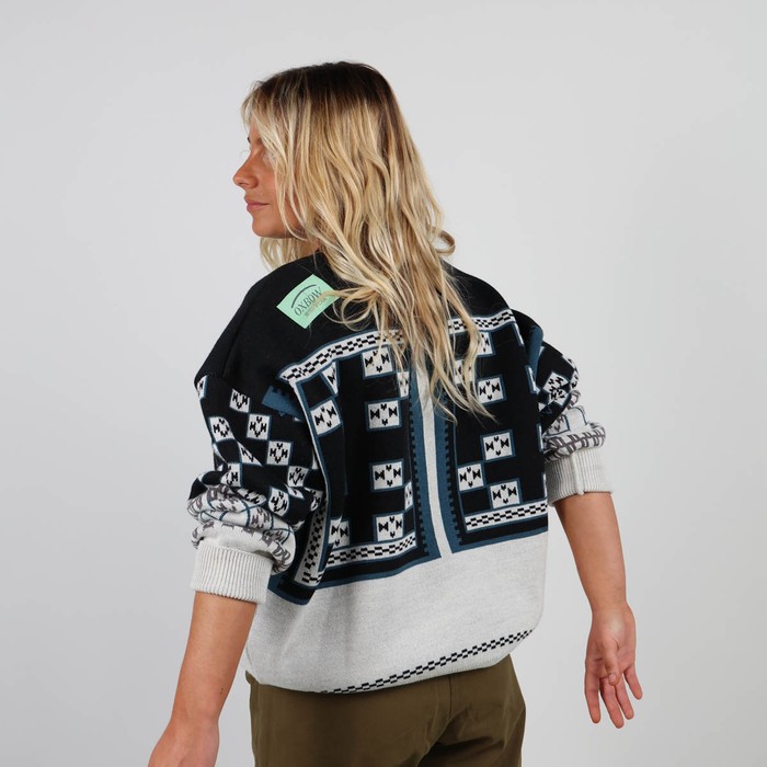 Knitted in the historic workshop in Castres, the double jacquard SKOLPEN sweater takes up the vintage look of the emblematic pieces of Oxbow's golden age of the 90s. Q2SKOLPEN