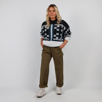 Knitted in the historic workshop in Castres, the double jacquard SKOLPEN sweater takes up the vintage look of the emblematic pieces of Oxbow's golden age of the 90s. Q2SKOLPEN