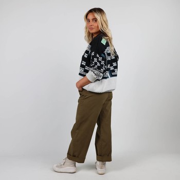 Knitted in the historic workshop in Castres, the double jacquard SKOLPEN sweater takes up the vintage look of the emblematic pieces of Oxbow's golden age of the 90s. Q2SKOLPEN