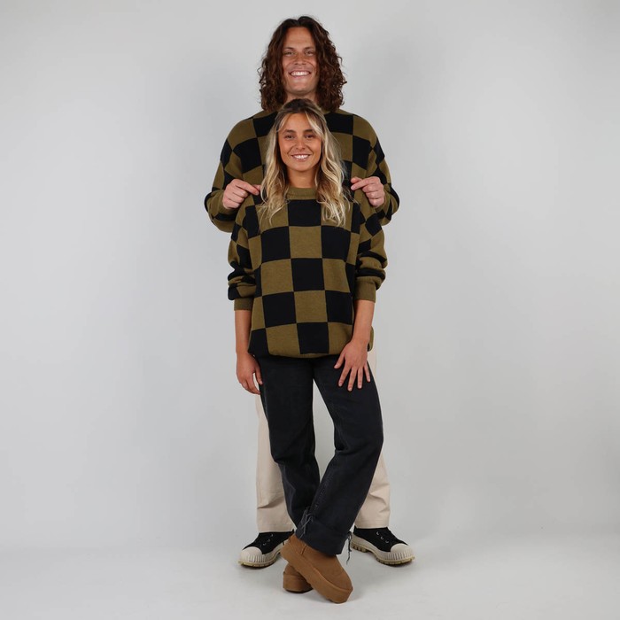 Knitted in the historic workshop in Castres, the double jacquard ALEXANDRE sweater takes up the vintage look of the emblematic pieces of Oxbow's golden age of the 90s. Q2ALEXANDRE