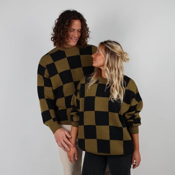 Knitted in the historic workshop in Castres, the double jacquard ALEXANDRE sweater takes up the vintage look of the emblematic pieces of Oxbow's golden age of the 90s. Q2ALEXANDRE